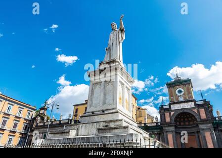 Monument de Dante Alighieri et façade du Convitto Nazionale Vittorio Emanuele II sur la Piazza Dante à Naples, Italie Banque D'Images