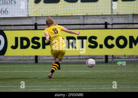 Lucy Powell, de Briton Ferry, ouvre le score à partir de la zone de pénalité. Aberystwyth Town / Briton Ferry Llansawel à Park Avenue dans le gallois Premier WO Banque D'Images