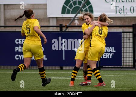 Lucy Powell, de Briton Ferry, ouvre le score à partir de la zone de pénalité. Aberystwyth Town / Briton Ferry Llansawel à Park Avenue dans le gallois Premier WO Banque D'Images