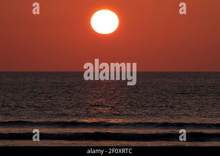 Vue sur le coucher de soleil sur Aberaeron le 7 mars 2021. Crédit : Lewis Mitchell Banque D'Images
