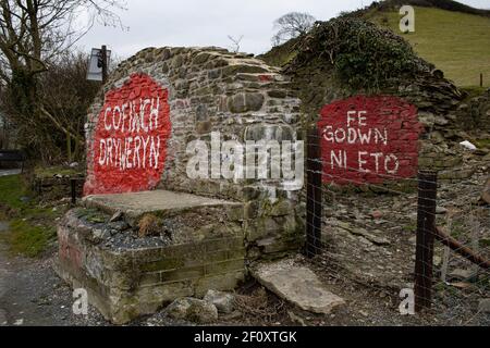 La fresque 'Cofiwch Dryweryn' à côté de la route A487 près de Llanrhystud le 7 mars 2021. Crédit : Lewis Mitchell Banque D'Images