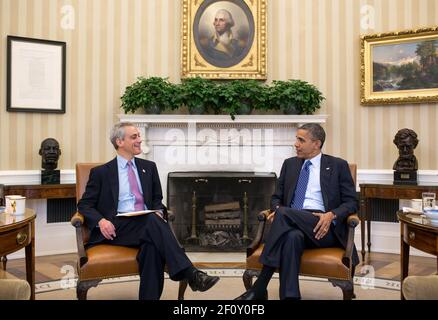 Le président Barack Obama s'entretient avec le maire de Chicago, Rahm Emanuel, dans le Bureau ovale le 16 2012 novembre. Banque D'Images