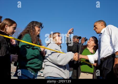 Le président Barack Obama accueille les gens à l'extérieur de la boulangerie Gingerbread House à Kokomo Ind. Nov. 23 2010. Banque D'Images