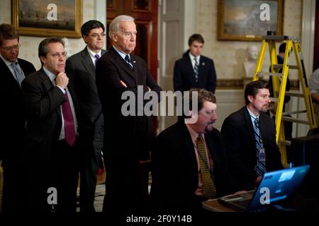 De gauche à droite, Jay Carney, Gene Sperling, Jack Lew et Joe Biden écoutent le président Barack Obama qui fait une déclaration sur l'accord budgétaire à court terme, dans la salle bleue de la Maison Blanche, le 8 avril 2011 Banque D'Images