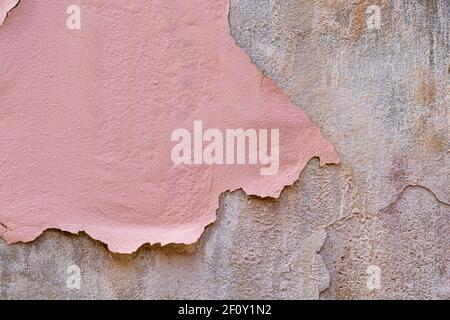 Peinture rose séchée sur un vieux mur de béton de ciment. Grunge concept vintage Banque D'Images
