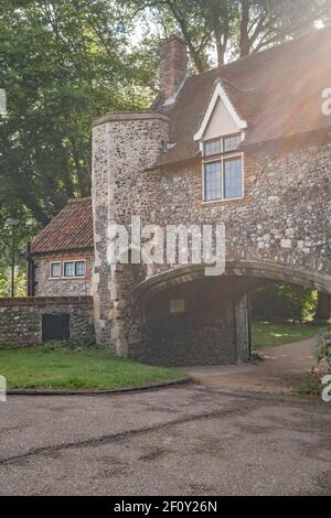 Le silex historique construit tire Ferry sur la rive de la rivière Wensum dans la ville de Norwich, baignée de lumière du soleil Banque D'Images