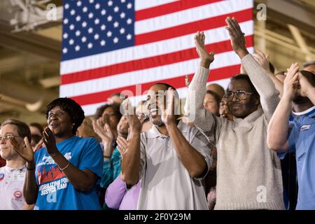 Les membres de l'auditoire applaudissent lors du discours du président Barack Obama à l'usine diesel de Detroit de Daimler à Redford, au Michigan, le 10 décembre 2012 Banque D'Images