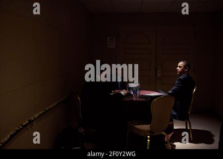 Le président Barack Obama rencontre le secrétaire de presse Jay Carney, à gauche, et le conseiller principal David Plouffe, au centre, le 15 avril 2011 Banque D'Images
