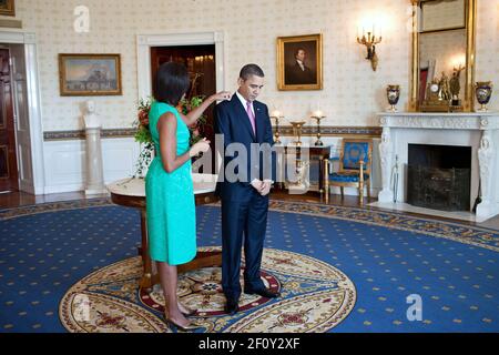 Le président Barack Obama et la première dame Michelle Obama attendent dans la salle bleue de la Maison Blanche avant de saluer les récipiendaires de la Médaille nationale des arts et des humanités de 2010, le 2 mars 2011 Banque D'Images