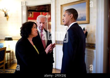 Le président Barack Obama rencontre le juge de la Cour d'appel Sonia Sotomayor et le vice-président Joseph Biden avant une annonce dans la salle est, le 26 mai 2009 Banque D'Images