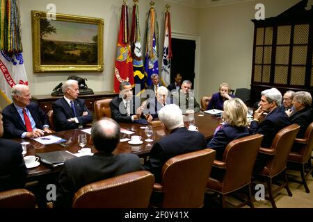 Le président Barack Obama assiste à une réunion du nouveau traité START organisée par le vice-président Joe Biden dans la salle Roosevelt de la Maison Blanche le 18 2010 novembre. Banque D'Images