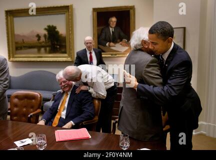 Le président Barack Obama accueille Sandy Levin D-Mich. en tant que vice-président Joe Biden salue le représentant George Miller D-ca. Après une réunion avec les dirigeants démocrates du Congrès dans la salle Roosevelt de la Maison Blanche le 6 2010 décembre. Banque D'Images