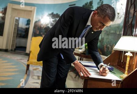 Le président Barack Obama signe le H.R. 152, qui prévoit des crédits supplémentaires pour l'exercice 2013 pour répondre aux graves dommages causés par l'ouragan Sandy et les récupérer dans la salle de réception diplomatique de la Maison Blanche le 29 2013 janvier. Banque D'Images