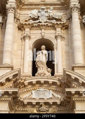 Statue de la Vierge Marie Ignazio Marabitti sur la façade du Cathédrale de Syracuse Banque D'Images