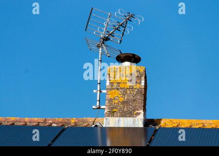 une vue rapprochée d'une cheminée sur un résidentiel toit avec panneaux solaires Banque D'Images