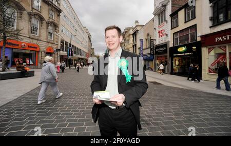 PETER CRANIE, LE PRINCIPAL CANDIDAT DU PARTI VERT POUR LES ÉLECTIONS DE L'EURO EN JUIN POUR LE NORD-OUEST À LIVERPOOL. 1/5/09 PHOTO DAVID ASHDOWN Banque D'Images