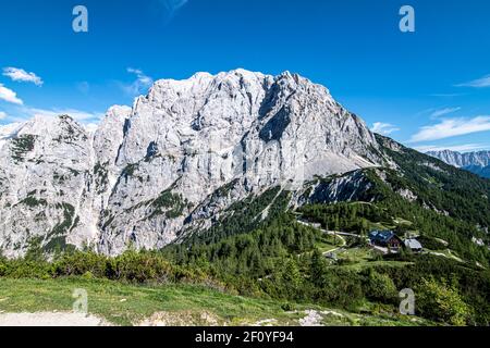 Vrsic Top - vue de la montagne Vrsic à Postarski dom. Mountain Hut dans le parc national de Triglav, Slovénie Banque D'Images