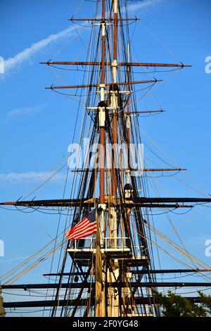 Mâts de voile de l'USS Constitution, Old Ironsides avec un drapeau américain et ciel bleu clair en fin d'après-midi. Banque D'Images