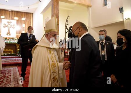 Bagdad, Irak. 07e mars 2021. Le pape François célèbre la messe à la cathédrale Saint-Joseph le deuxième jour de la visite papale le samedi 6 mars 2021 à Bagdad, en Irak. Photo de Murtaja Lateef/UPI crédit: UPI/Alay Live News Banque D'Images