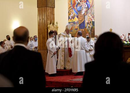 Bagdad, Irak. 07e mars 2021. Le pape François célèbre la messe à la cathédrale Saint-Joseph le deuxième jour de la visite papale le samedi 6 mars 2021 à Bagdad, en Irak. Photo de Murtaja Lateef/UPI crédit: UPI/Alay Live News Banque D'Images