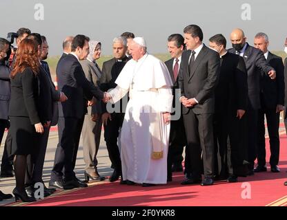 Arbil, Irak. 07e mars 2021. Le pape François serre la main à son arrivée à l'aéroport d'Arbil en Irak le dimanche 7 mars 2021. Le Pape s’est rendu dans des régions durement touchées par l’EI. Photo par Bureau du Président du Kurdistan/UPI crédit: UPI/Alay Live News Banque D'Images