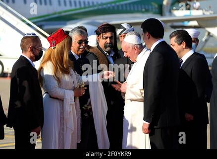 Arbil, Irak. 07e mars 2021. Le pape François est accueilli par le président Nechirvan Barzani (R) de la région autonome du Kurdistan à son arrivée à l'aéroport d'Arbil en Irak le dimanche 7 mars 2021. Le Pape s’est rendu dans des régions durement touchées par l’EI. Photo par Bureau du Président du Kurdistan/UPI crédit: UPI/Alay Live News Banque D'Images