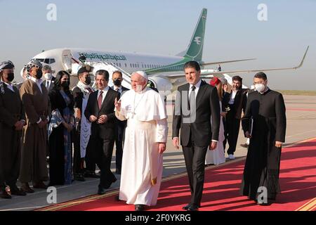 Arbil, Irak. 07e mars 2021. Le pape François est accueilli par le président Nechirvan Barzani (R) de la région autonome du Kurdistan à son arrivée à l'aéroport d'Arbil en Irak le dimanche 7 mars 2021. Le Pape s’est rendu dans des régions durement touchées par l’EI. Photo par Bureau du Président du Kurdistan/UPI crédit: UPI/Alay Live News Banque D'Images