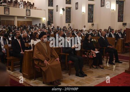 Bagdad, Irak. 07e mars 2021. Les Irakiens, y compris les chrétiens et les musulmans, assistent à une messe célébrée par le pape François à la cathédrale Saint-Joseph le deuxième jour de la visite papale le samedi 6 mars 2021 à Bagdad, en Irak. Photo de Murtaja Lateef/UPI crédit: UPI/Alay Live News Banque D'Images