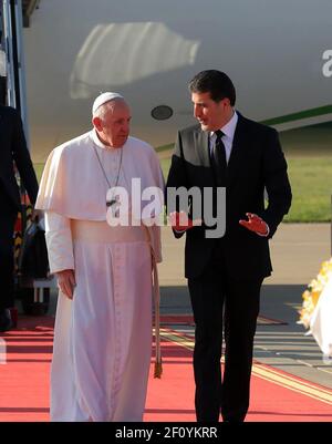 Arbil, Irak. 07e mars 2021. Le pape François est accueilli par le président Nechirvan Barzani (R) de la région autonome du Kurdistan à son arrivée à l'aéroport d'Arbil en Irak le dimanche 7 mars 2021. Le Pape s’est rendu dans des régions durement touchées par l’EI. Photo par Bureau du Président du Kurdistan/UPI crédit: UPI/Alay Live News Banque D'Images