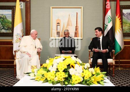 Arbil, Irak. 07e mars 2021. Le pape François est accueilli par le président Nechirvan Barzani (R) de la région autonome du Kurdistan à son arrivée à l'aéroport d'Arbil en Irak le dimanche 7 mars 2021. Le Pape s’est rendu dans des régions durement touchées par l’EI. Photo par Bureau du Président du Kurdistan/UPI crédit: UPI/Alay Live News Banque D'Images