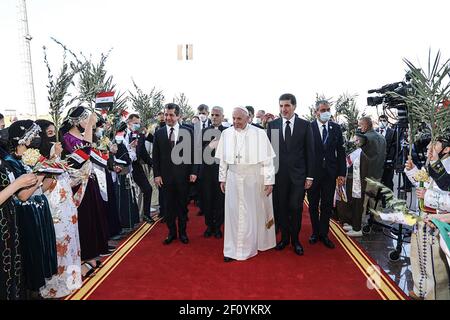 Arbil, Irak. 07e mars 2021. Le pape François est accueilli par le président Nechirvan Barzani (R) de la région autonome du Kurdistan à son arrivée à l'aéroport d'Arbil en Irak le dimanche 7 mars 2021. Le Pape s’est rendu dans des régions durement touchées par l’EI. Photo par Bureau du Président du Kurdistan/UPI crédit: UPI/Alay Live News Banque D'Images