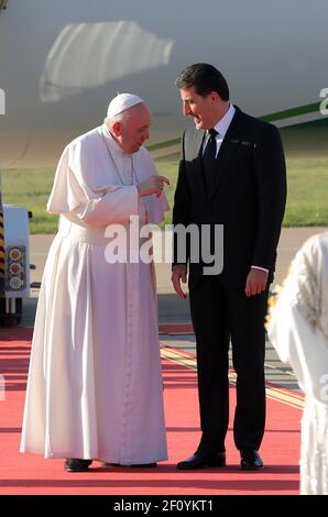 Arbil, Irak. 07e mars 2021. Le pape François est accueilli par le président Nechirvan Barzani (R) de la région autonome du Kurdistan à son arrivée à l'aéroport d'Arbil en Irak le dimanche 7 mars 2021. Le Pape s’est rendu dans des régions durement touchées par l’EI. Photo par Bureau du Président du Kurdistan/UPI crédit: UPI/Alay Live News Banque D'Images