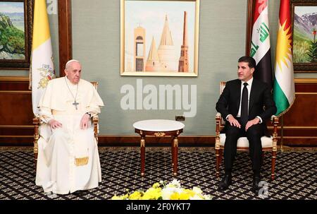 Arbil, Irak. 07e mars 2021. Le pape François est accueilli par le président Nechirvan Barzani (R) de la région autonome du Kurdistan à son arrivée à l'aéroport d'Arbil en Irak le dimanche 7 mars 2021. Le Pape s’est rendu dans des régions durement touchées par l’EI. Photo par Bureau du Président du Kurdistan/UPI crédit: UPI/Alay Live News Banque D'Images