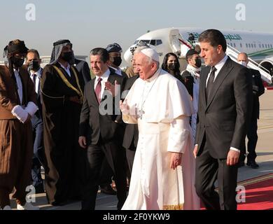 Arbil, Irak. 07e mars 2021. Le pape François est accueilli par le président Nechirvan Barzani (R) de la région autonome du Kurdistan à son arrivée à l'aéroport d'Arbil en Irak le dimanche 7 mars 2021. Le Pape s’est rendu dans des régions durement touchées par l’EI. Photo par Bureau du Président du Kurdistan/UPI crédit: UPI/Alay Live News Banque D'Images