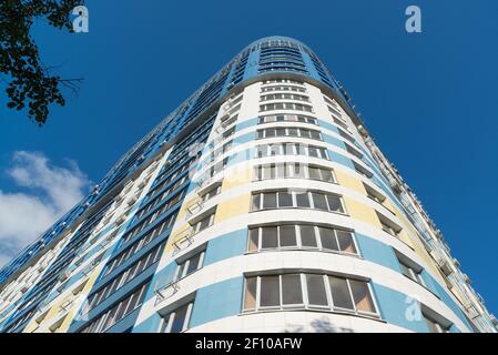 Bâtiment résidentiel moderne de plusieurs étages sur fond de ciel bleu Banque D'Images