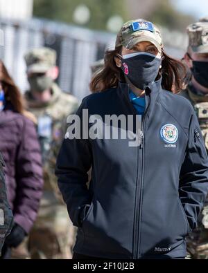 Gouvernement du Michigan Gretchen Whitmer visite des soldats à la 177e brigade de police militaire, Garde nationale du Michigan, près du Capitole des États-Unis le 5 mars 2021 à Washington, D.C., la Garde nationale continuera à soutenir les organismes fédéraux d'application de la loi en assurant la sécurité autour du Capitole jusqu'à la fin du mois de mars. Banque D'Images