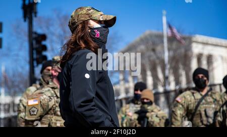 Gouvernement du Michigan Gretchen Whitmer visite des soldats à la 177e brigade de police militaire, Garde nationale du Michigan, près du Capitole des États-Unis le 5 mars 2021 à Washington, D.C., la Garde nationale continuera à soutenir les organismes fédéraux d'application de la loi en assurant la sécurité autour du Capitole jusqu'à la fin du mois de mars. Banque D'Images