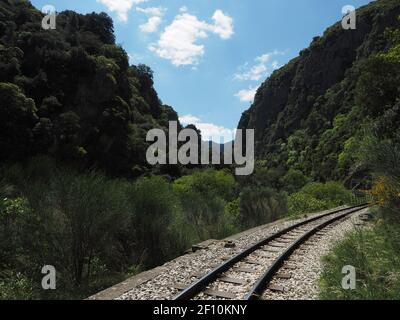 Sentier de randonnée populaire sur la voie du funiculaire de la gorge de Vouraikos, dans le nord du Péloponnèse, en Grèce Banque D'Images