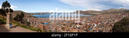 La ville de Puno et le lac Titicaca offrent une vue panoramique sur la ville depuis Altiplano Pérou Banque D'Images