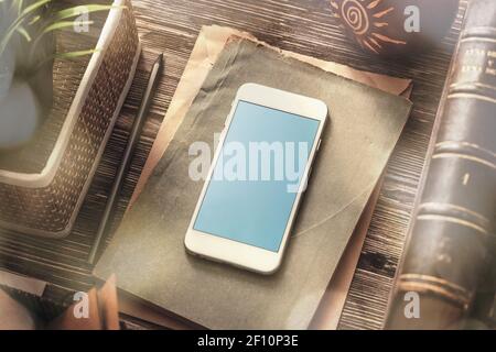 Maquette de smartphone blanc sur la table. Masque Banque D'Images