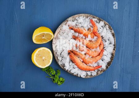 Gros plan des crevettes rouges crues fraîches du marché du poisson conservé sur glace Banque D'Images