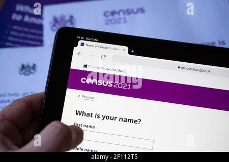 Questionnaire du recensement de 2021 au Royaume-Uni vu sur ipad et lettres de recensement sur fond flou. Stafford, Royaume-Uni, 7 mars 2021 Banque D'Images