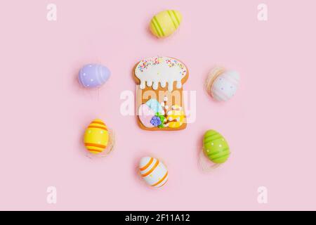 Pain d'épice sous forme de gâteau et œufs de chocolat colorés sur fond de bois blanc. Bonbons pour célébrer Pâques. Banque D'Images