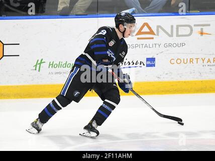 Fargo, Dakota du Nord, États-Unis. 6 mars 2021. Fargo Force Tristan Broz (9) skate avec le palet lors d'un match de l'USHL entre le Sioux Falls Stampede et la Fargo Force au Scheels Arena de Fargo, dans le Dakota du Nord. Fargo défait Sioux Falls 4-1. Photo de Russell Hons/CSM/Alamy Live News Banque D'Images