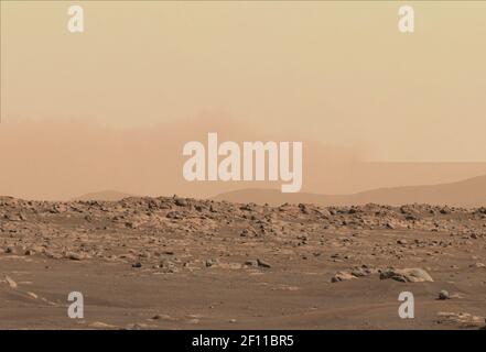 Vue du paysage autour du cratère du Jezero prise par la NASA Mars persévérance rover Mastcam-Z caméra zoom 110 mm oeil droit 22 février 2021 sur Mars. Banque D'Images