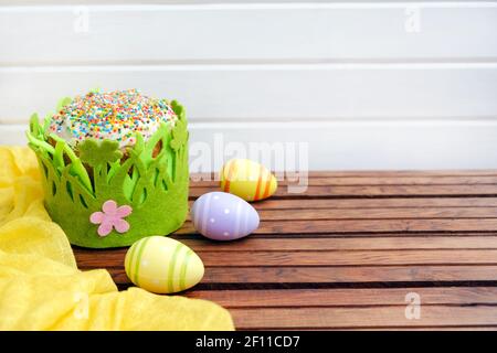 Pâques avec des oeufs colorés et des gâteaux traditionnels sur table en bois blanc. Top View with copy space Banque D'Images
