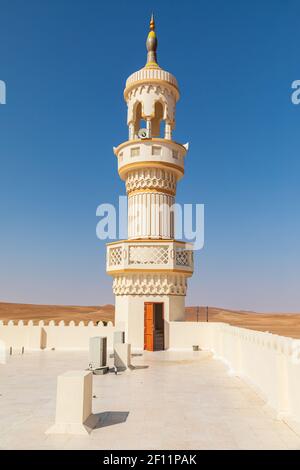 Moyen-Orient, Péninsule arabique, Oman, Ash Sharqiyah Nord, Bidiya. Le minaret d'une mosquée dans le désert d'Oman. Banque D'Images