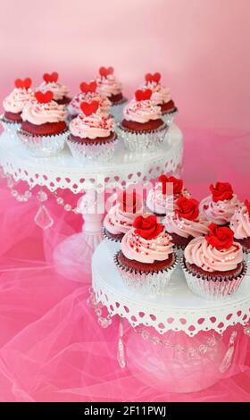 Petits gâteaux décorés de roses rouges et de coeurs pour la Saint-Valentin ou mariages Banque D'Images