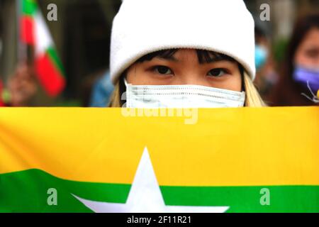 Taipri, Taipei, Taïwan. 7 mars 2021. Un résident birman à Taiwan détient un drapeau national du Myanmar lors d'une congrégation contre le coup d'État militaire au Myanmar près de l'Institut américain à Taiwan. L’assemblée, avec la participation de dizaines de Birmans, a pour objectif de demander l’aide du gouvernement américain pour l’escalade de la violence et des meurtres au Myanmar et de demander aux forces militaires de démissionner. Crédit : Daniel CEng Shou-Yi/ZUMA Wire/Alay Live News Banque D'Images