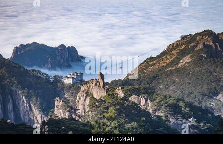 Vue panoramique sur les falaises de montagne jaune de Huangshan en Chine depuis le téléphérique et beaucoup de brume en hiver, le parc national de Huangahan est sur Banque D'Images